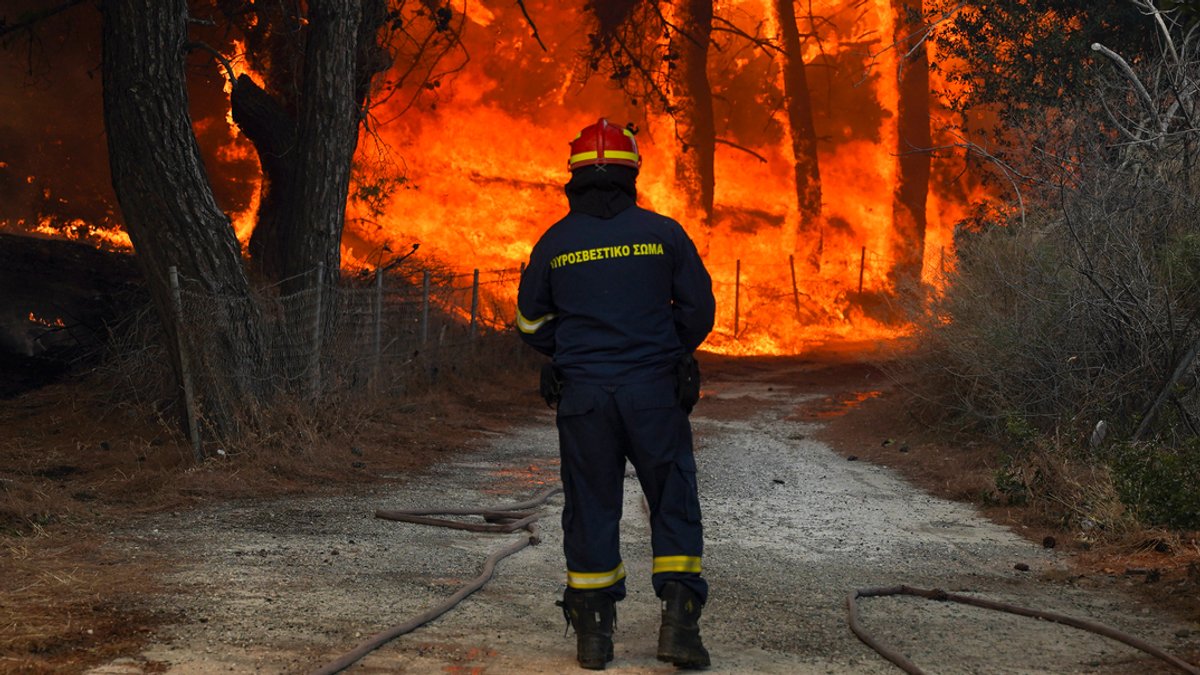 Ein Feuerwehrmann versuchte am Samstag einen Waldbrand in der Nähe des Badeortes Vatera auf Lesbos zu löschen.