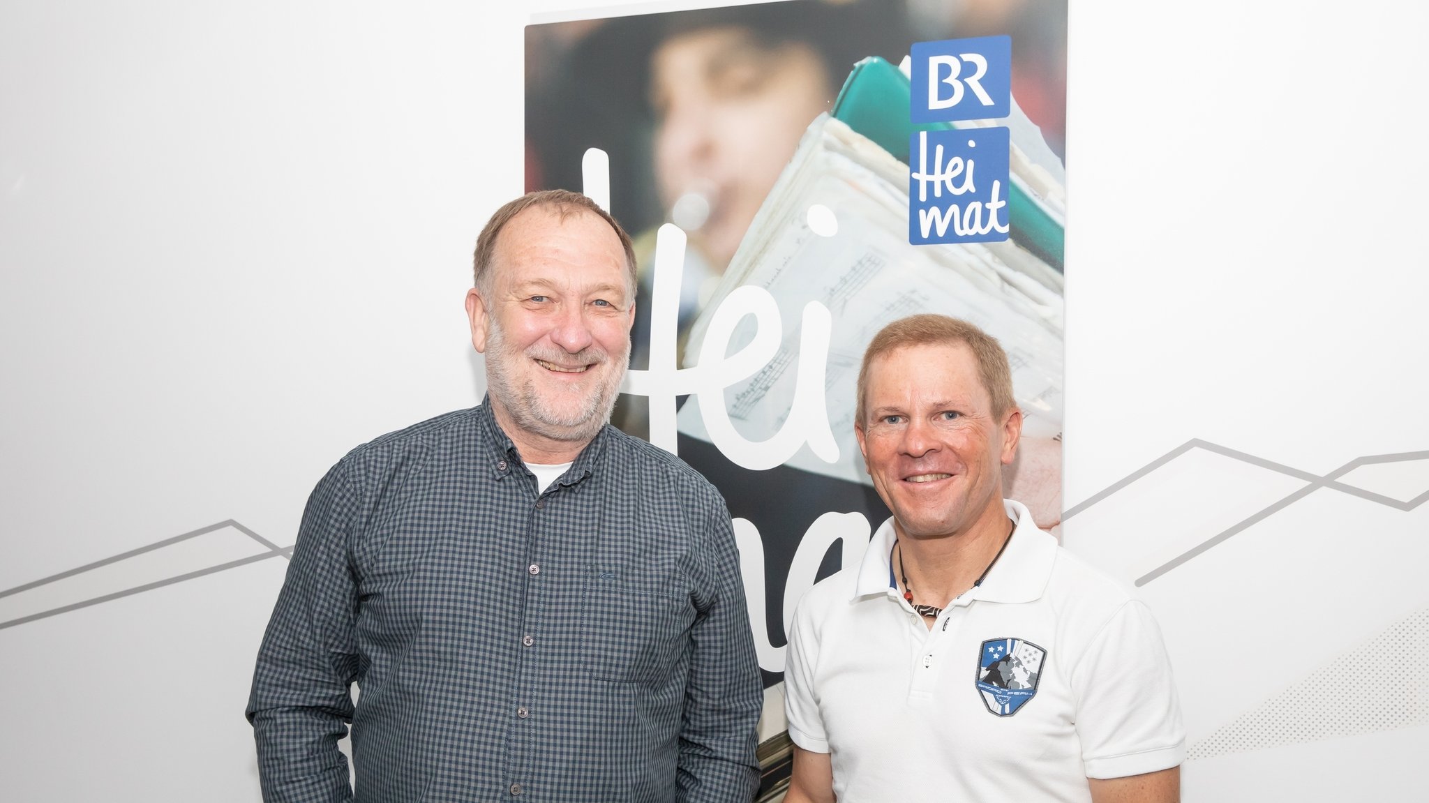 Moderator Michael Hafner (links) mit Extrembergsteiger Luis Stitzinger (rechts).