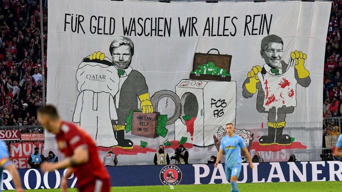 Protestplakat gegen Sponsor Qatar Airways beim Spiel des FC Bayern gegen den SC Freiburg im November 2021.