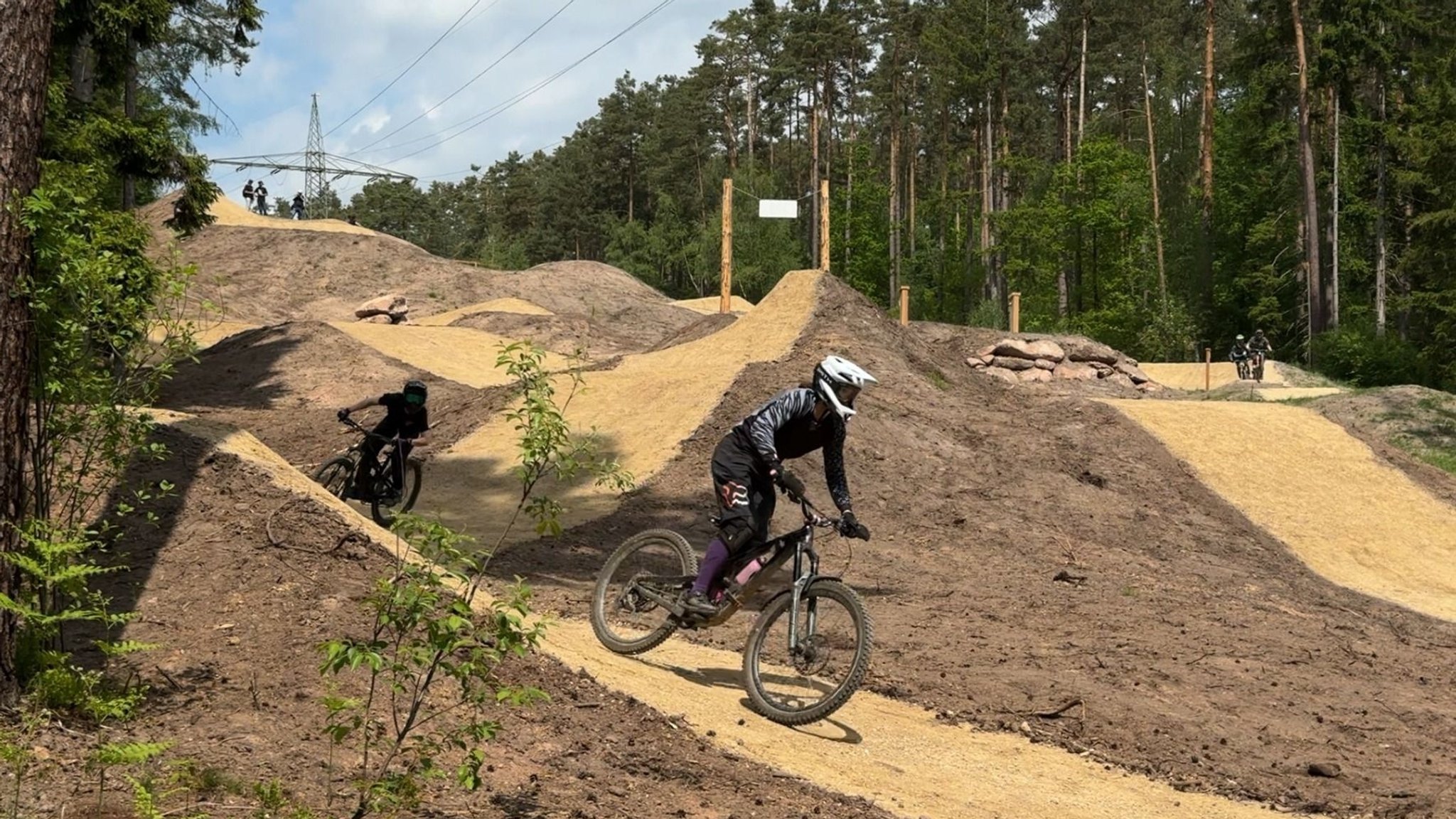 Biker fahren im Bikepark umher. | Bild: BR/Rebecca Bück Biker fahren im Bikepark umher.