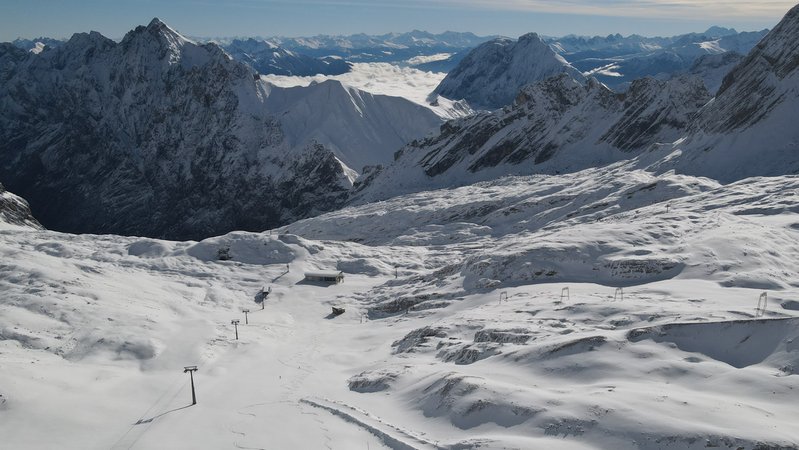 Blick auf die frisch verschneiten Pisten im Zugspitzgebiet.