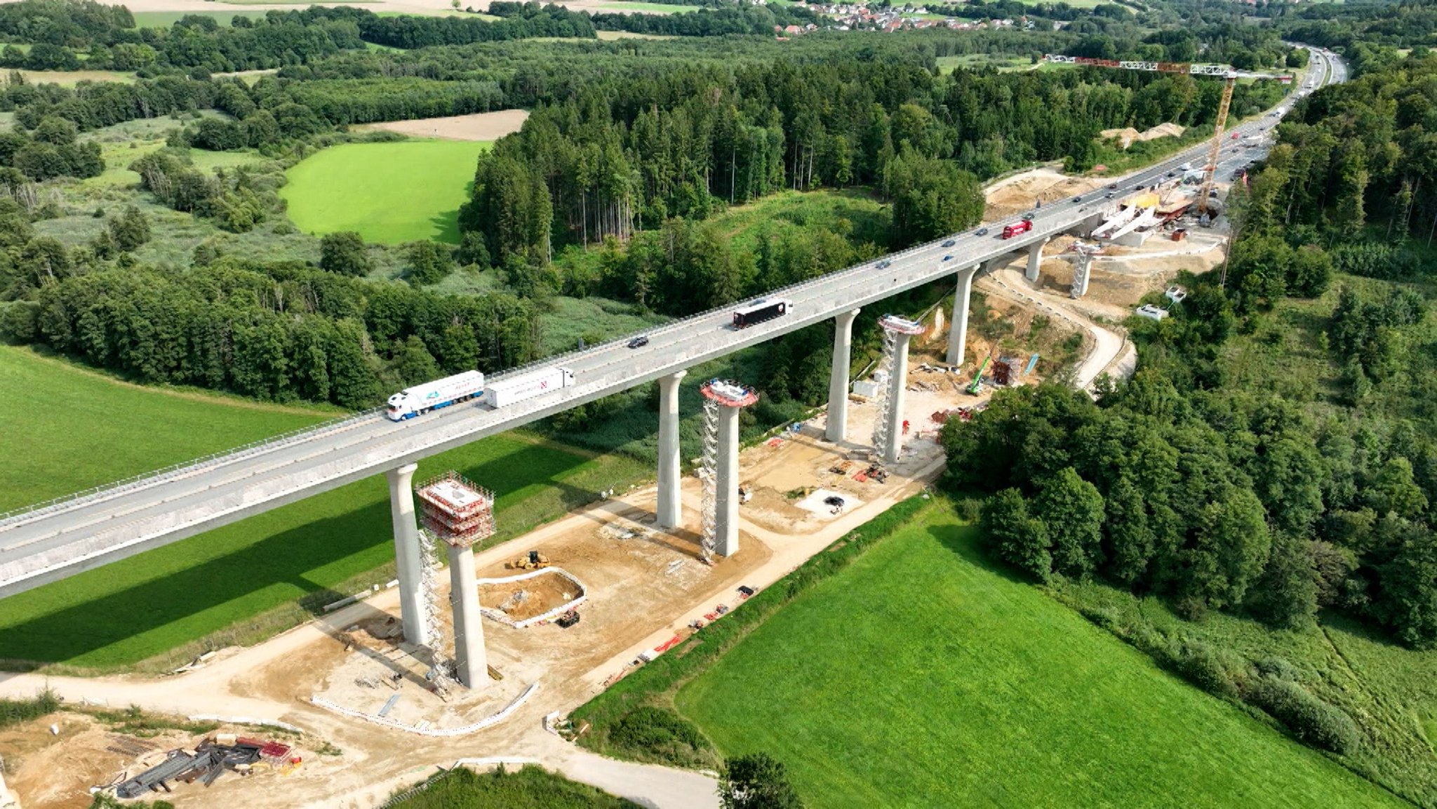 Seit vier Jahren läuft die Brückenerneuerung der Talbrücke Krondorf nahe der Rastanlage Jura auf der A3 zwischen Regensburg und Nürnberg: Dabei wird die alte Brücke praktisch stückchenweise durch die neue ersetzt. | Bild: Bayerischer Rundfunk 2025 Seit vier Jahren läuft die Brückenerneuerung der Talbrücke Krondorf nahe der Rastanlage Jura auf der A3 zwischen Regensburg und Nürnberg: Dabei wird die alte Brücke praktisch stückchenweise durch die neue ersetzt.