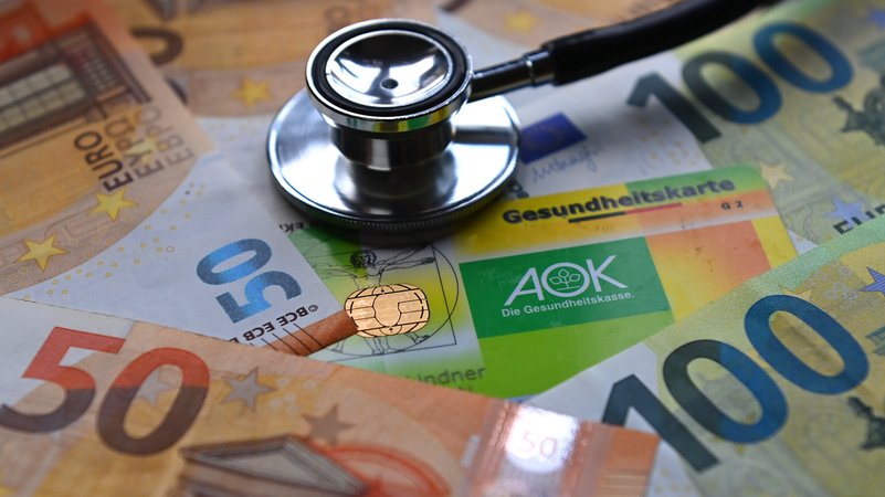Die gesetzlichen Krankenkassen werden nach Einschätzung ihres Dachverbands auch 2026 die Beitragssätze erhöhen (Symbolbild). | Bild: picture alliance / SVEN SIMON | Frank Hoermann / SVEN SIMON Die gesetzlichen Krankenkassen werden nach Einschätzung ihres Dachverbands auch 2026 die Beitragssätze erhöhen (Symbolbild).