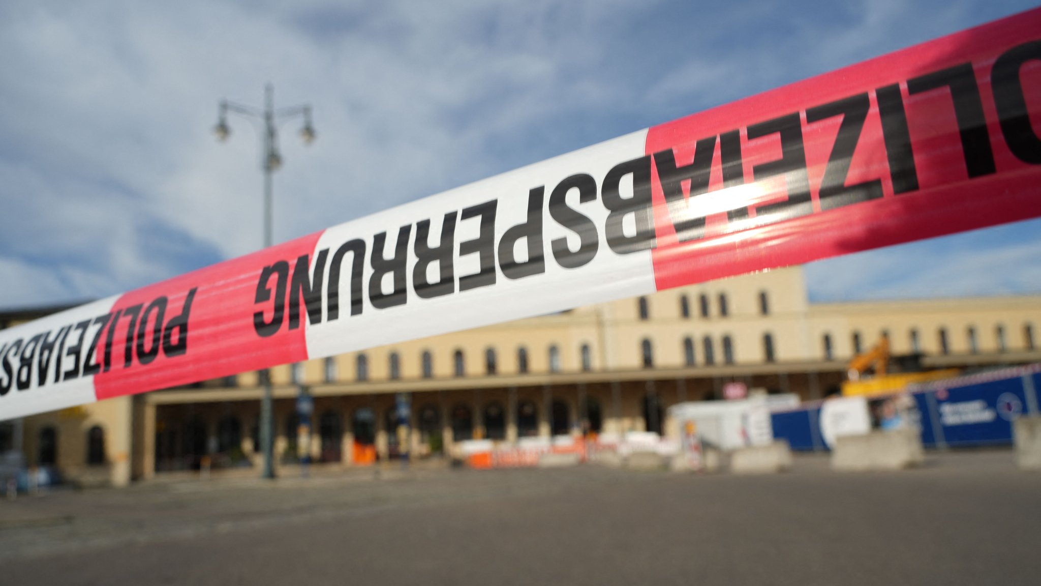Ein Absperrband der Polizei soll den Zugang zum Hauptbahnhof in Augsburg verhindern. 