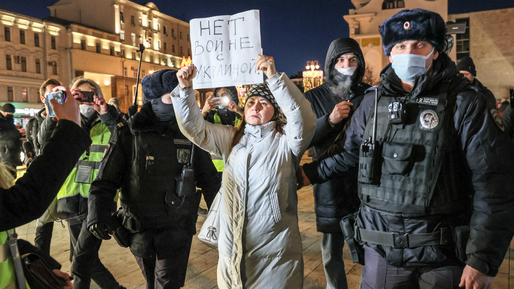 Russland: Der Widerstand gegen Putin wächst | Bild: picture alliance/dpa/TASS | Sergei Savostyanov Russland: Der Widerstand gegen Putin wächst