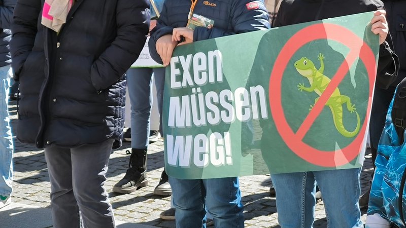 Zwei Kinder mit einem Plakat "Exen müssen weg" | Bild: Hermann Scholz Zwei Kinder mit einem Plakat "Exen müssen weg"