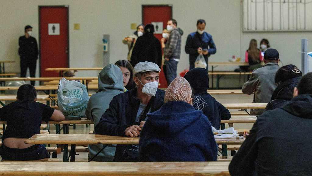 Geflüchtete aus der Ukraine im Ankunftszentrum Tegel