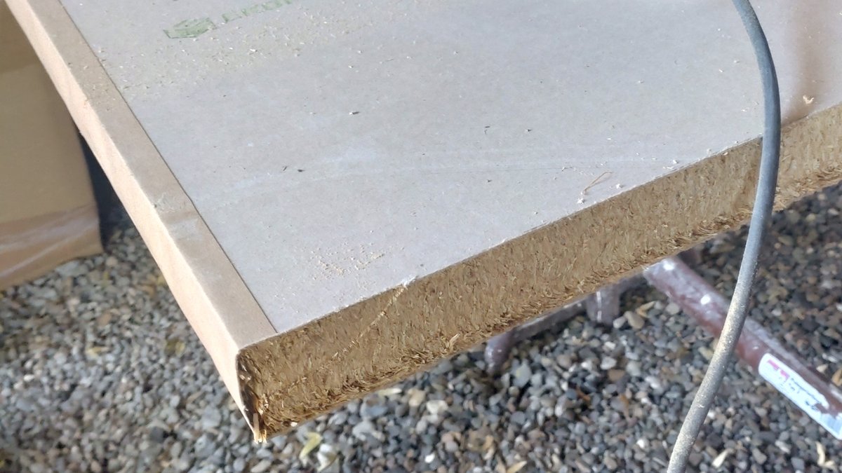 Strohbauplatte (innen pures Stroh, außen Recyclingkarton) auf der Baustelle