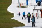 Skifahrer am Schlepplift mit Grünstreifen | Bild:br