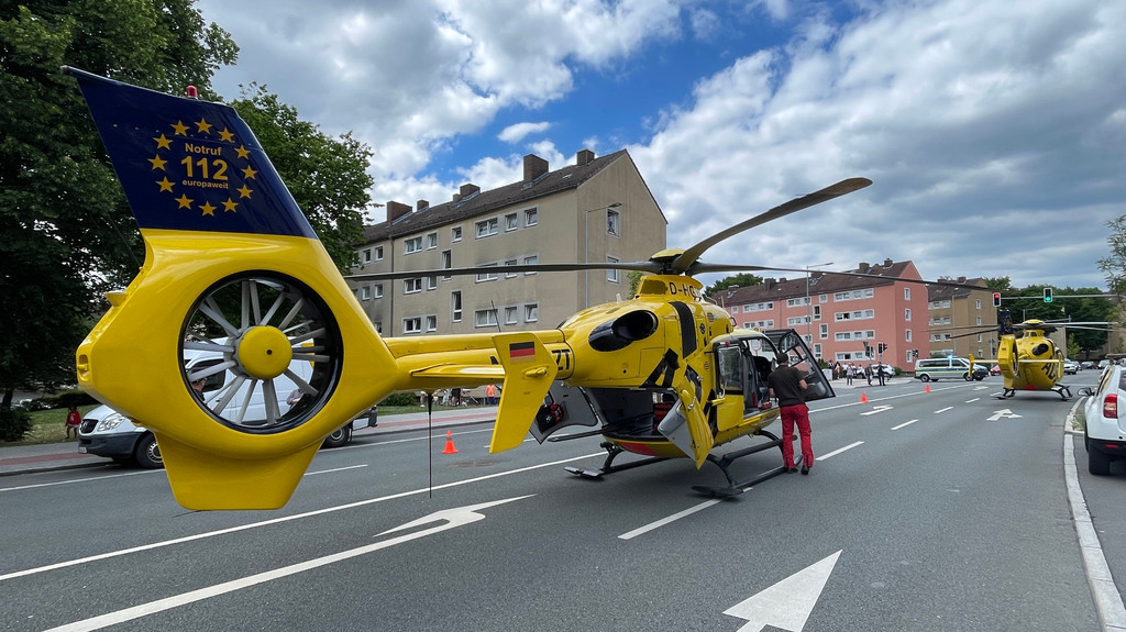 Zwei Rettungshubschrauber stehen auf einer Straße. Außenherum sind Einsatzkräfte zu sehen. | Bild: NEWS5 / Fricke Zwei Rettungshubschrauber stehen auf einer Straße. Außenherum sind Einsatzkräfte zu sehen.