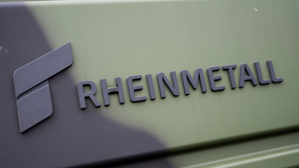 Das Logo "Rheinmetall" steht an einem Transportfahrzeug der Bundeswehr (Symbolbild)