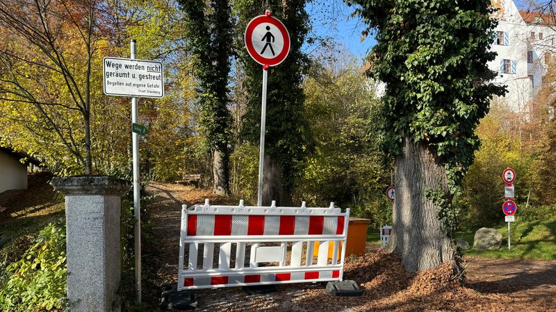 Kein Geld für den Winterdienst: Die Stadt Starnberg hat insgesamt 52 Wege gesperrt. Anwohner, Schulkinder und Spaziergänger sind betroffen. | Bild: Katrin Bohlmann/BR Kein Geld für den Winterdienst: Die Stadt Starnberg hat insgesamt 52 Wege gesperrt. Anwohner, Schulkinder und Spaziergänger sind betroffen.