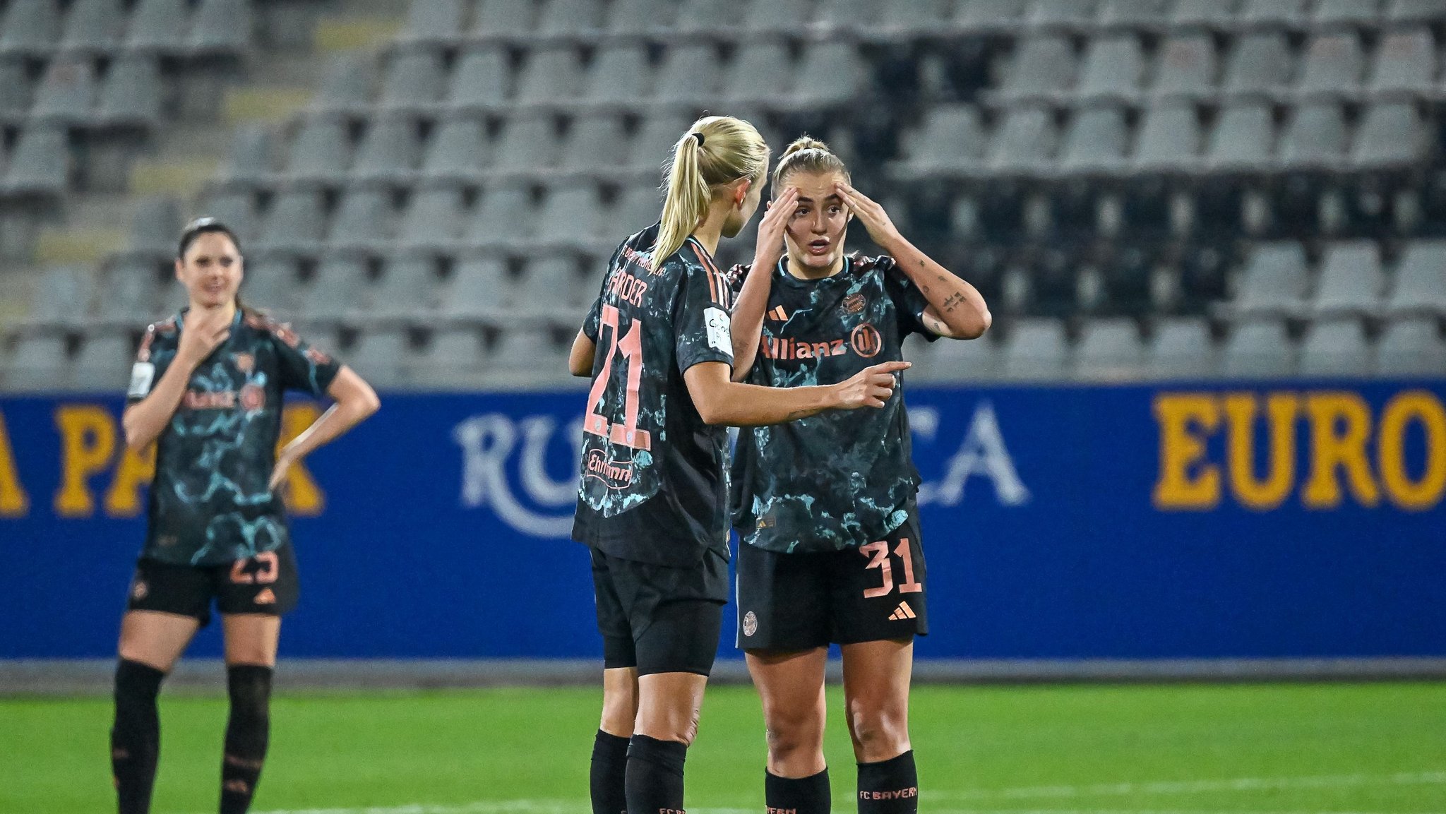 Pernille Harder (FC Bayern Muenchen, #21) spricht mit Georgia Stanway