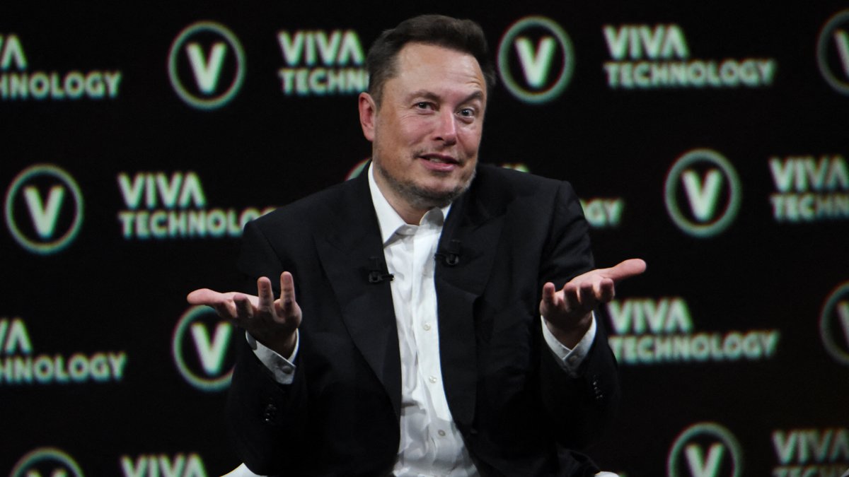 Elon Musk zuckt die Schultern auf der Bühne der Viva Technology (Vivatech) 2023 in Paris.
