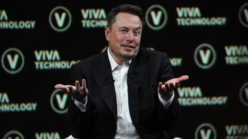 Elon Musk zuckt die Schultern auf der Bühne der Viva Technology (Vivatech) 2023 in Paris.