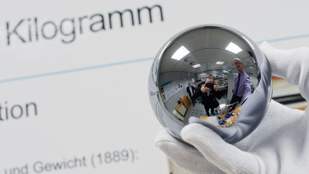 Eine exakt ein Kilogramm schwere Siliziumkugel, fotografiert in der Physikalisch-Technischen Bundesanstalt | Bild: picture-alliance/dpa Eine exakt ein Kilogramm schwere Siliziumkugel, fotografiert in der Physikalisch-Technischen Bundesanstalt