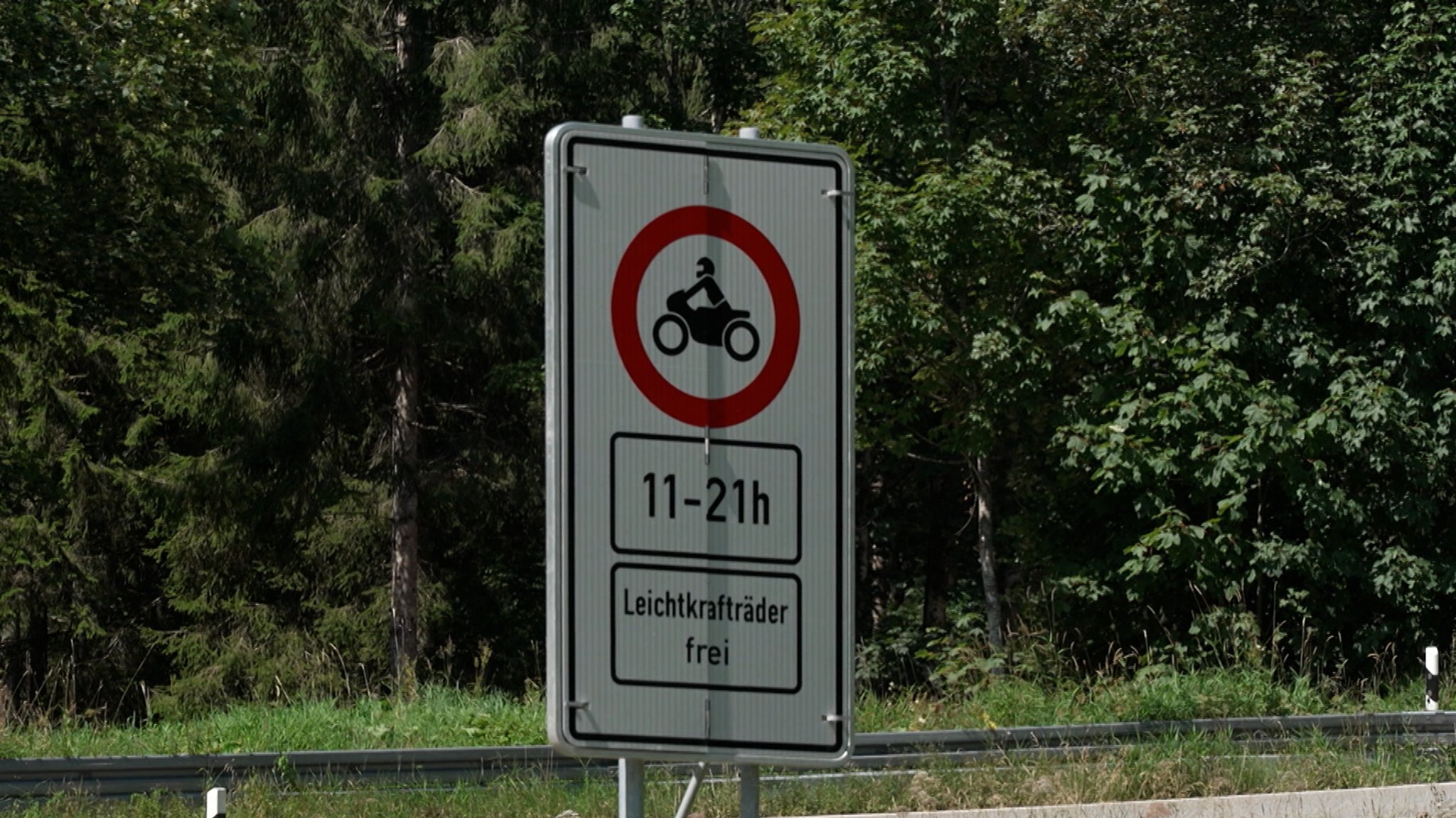 Ein Schild das auf das Verbot für Motorräder zwischen 11 und 21 Uhr hinweist. | Bild: BR Ein Schild das auf das Verbot für Motorräder zwischen 11 und 21 Uhr hinweist.