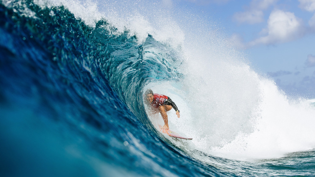 Ein Surfer in einer Welle. (Symbolbild)