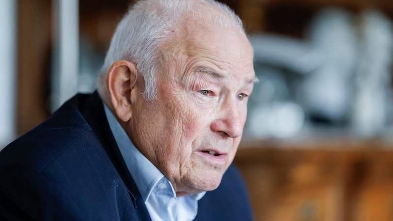 Günther Beckstein leitet den "Runden Tisch" zu Bürgerentscheiden, er hält gemeinsame Ergebnisse außerhalb von Wahlkampfzeiten für einfacher. | Bild: Picture Alliance/dpa/Daniel Löb Günther Beckstein leitet den "Runden Tisch" zu Bürgerentscheiden, er hält gemeinsame Ergebnisse außerhalb von Wahlkampfzeiten für einfacher.