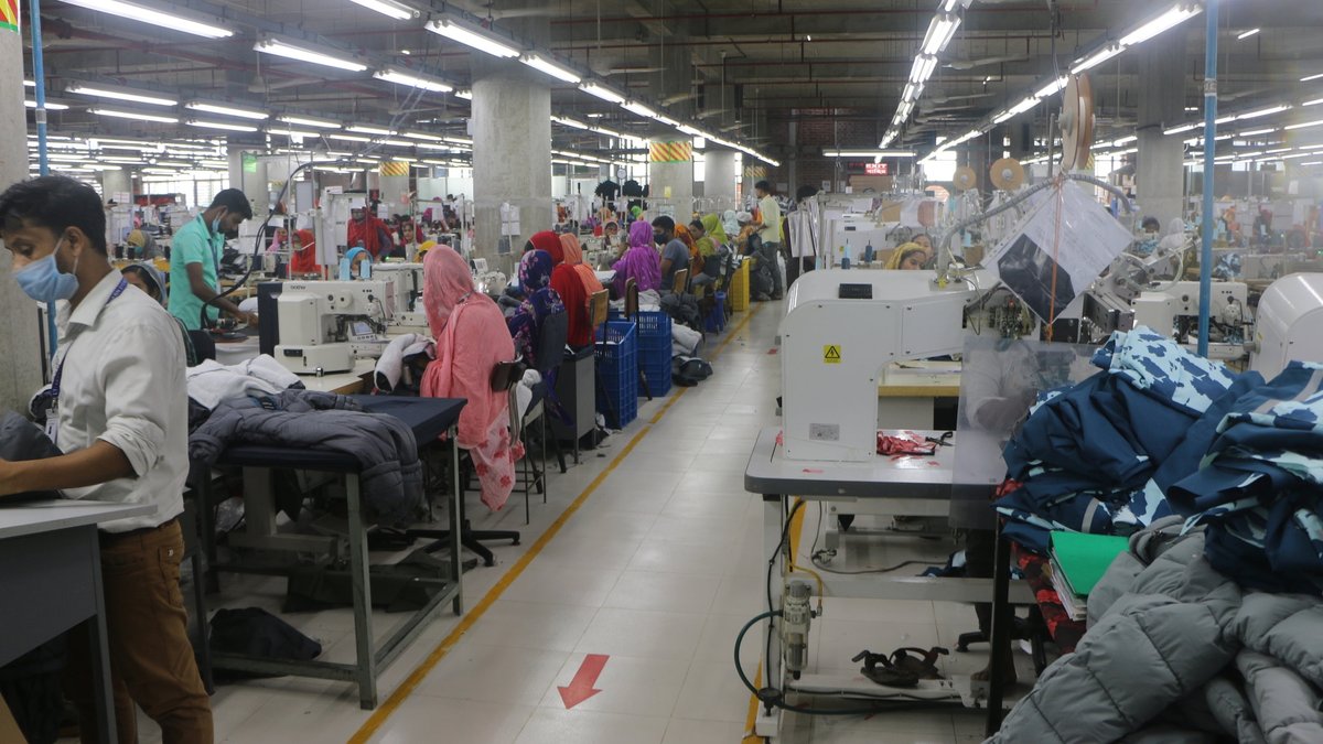 Bangladesch, Sabhar: Beschäftigte der 4A Yarn Dyeing Ltd. arbeiten in der Fabrik in Kaichabari im Industriegebiet im Sommer 2022.