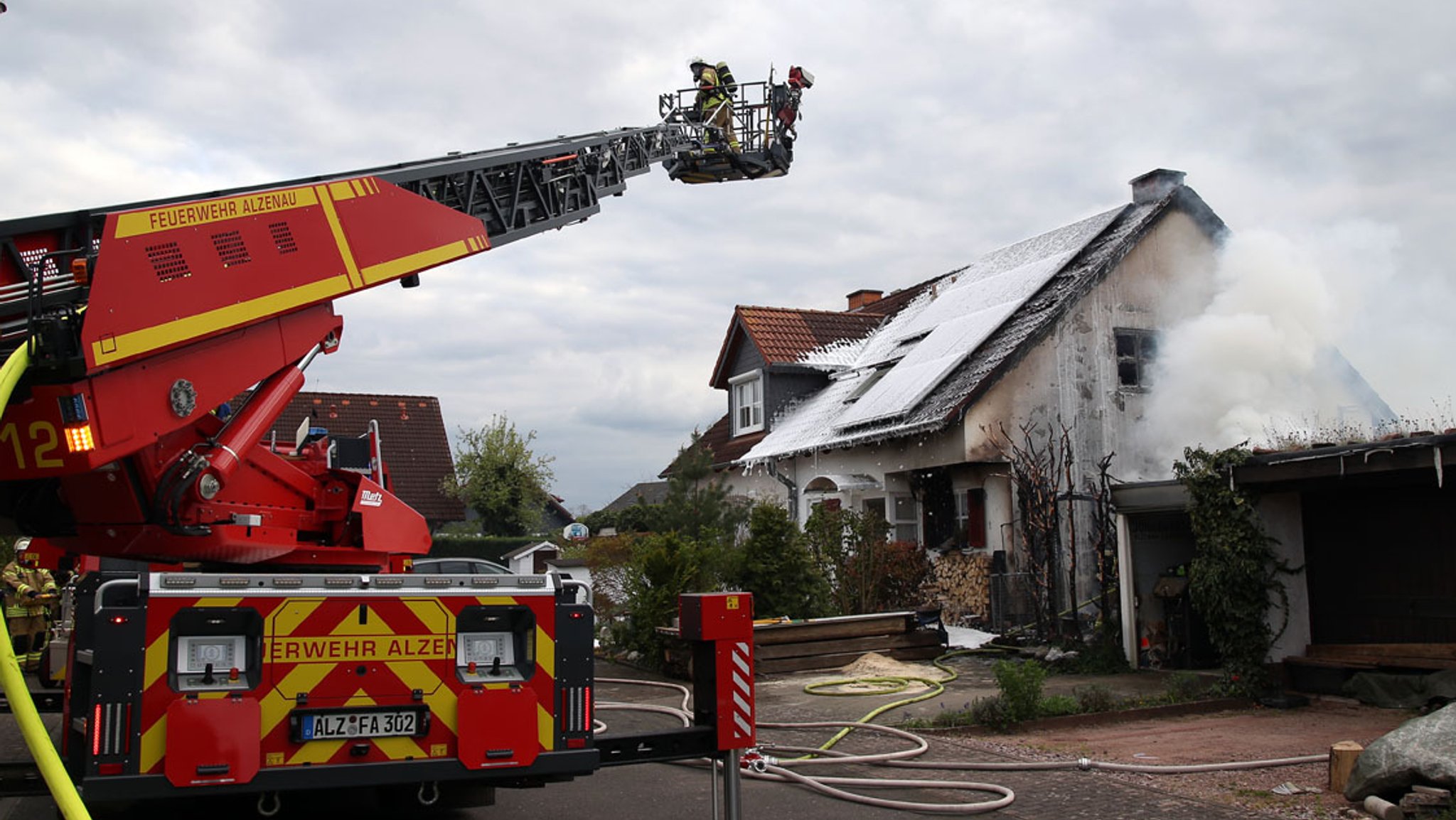 Feuerwehr beim Löschen des Wohnhausbrandes in Alzenau. 