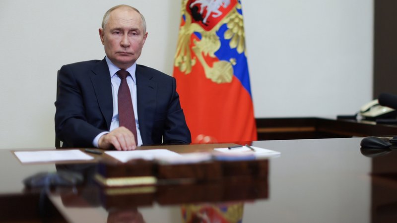 Der Präsident am Schreibtisch | Bild: Alexander Kasakow/Picture Alliance Der Präsident am Schreibtisch