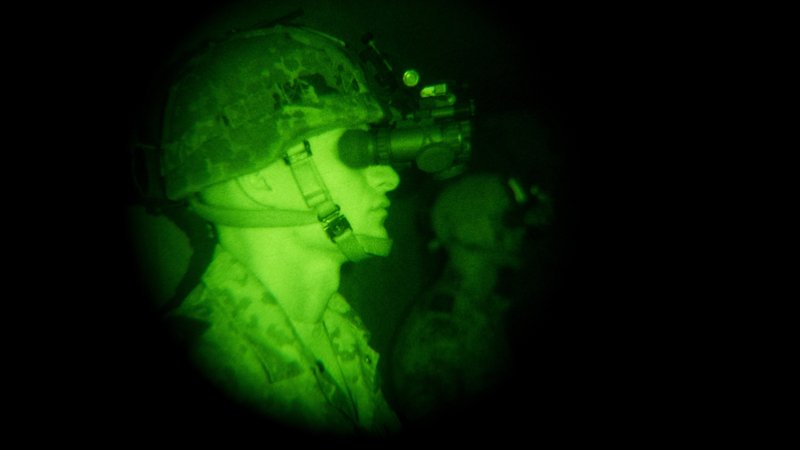 Symbolbild: Nachtsichtgerätaufnahme eines Bundeswehrsoldaten | Bild: picture alliance/dpa | Julian Stratenschulte Symbolbild: Nachtsichtgerätaufnahme eines Bundeswehrsoldaten