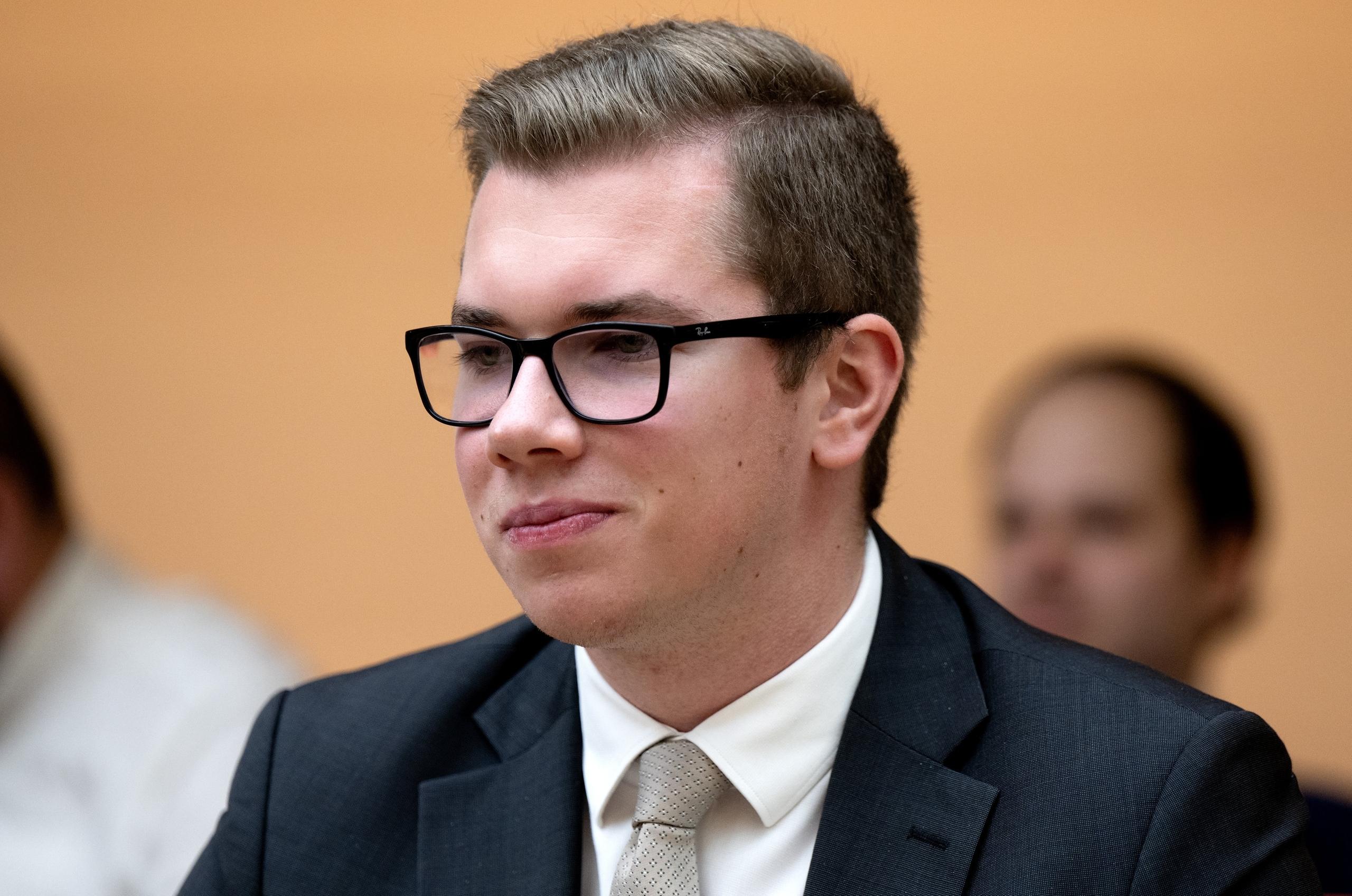 12.12.2023, Bayern, München: Daniel Halemba, AfD-Politiker, nimmt im bayerischen Landtag an einer Plenarsitzung teil. Die Parteispitze der AfD geht auf Distanz zu ihrem bayerischen Landtagsabgeordneten Halemba. Dem 22-Jährigen wird unter anderem Volksverhetzung vorgeworfen. Der Bundesvorstand habe den bayerischen AfD-Landesvorstand aufgefordert, ein Parteiausschlussverfahren gegen Halemba einzuleiten. Foto: Sven Hoppe/dpa +++ dpa-Bildfunk +++