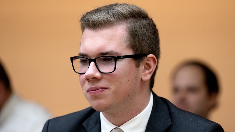 12.12.2023, Bayern, München: Daniel Halemba, AfD-Politiker, nimmt im bayerischen Landtag an einer Plenarsitzung teil. Die Parteispitze der AfD geht auf Distanz zu ihrem bayerischen Landtagsabgeordneten Halemba. Dem 22-Jährigen wird unter anderem Volksverhetzung vorgeworfen. Der Bundesvorstand habe den bayerischen AfD-Landesvorstand aufgefordert, ein Parteiausschlussverfahren gegen Halemba einzuleiten. Foto: Sven Hoppe/dpa +++ dpa-Bildfunk +++ | Bild: dpa-Bildfunk/Sven Hoppe 12.12.2023, Bayern, München: Daniel Halemba, AfD-Politiker, nimmt im bayerischen Landtag an einer Plenarsitzung teil. Die Parteispitze der AfD geht auf Distanz zu ihrem bayerischen Landtagsabgeordneten Halemba. Dem 22-Jährigen wird unter anderem Volksverhetzung vorgeworfen. Der Bundesvorstand habe den bayerischen AfD-Landesvorstand aufgefordert, ein Parteiausschlussverfahren gegen Halemba einzuleiten. Foto: Sven Hoppe/dpa +++ dpa-Bildfunk +++