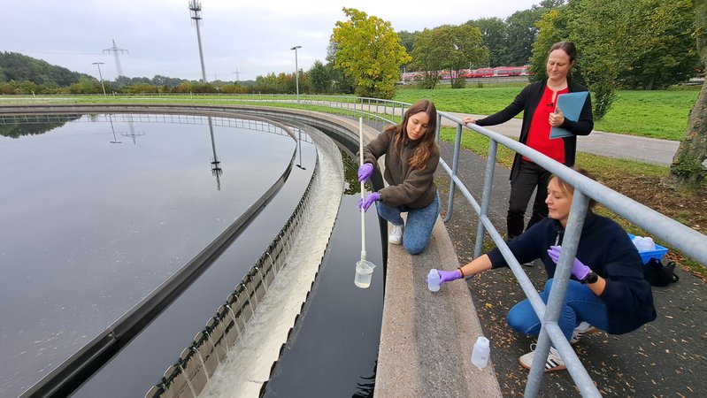 Analysen Tübinger Wissenschaftlerinnen erhärten den Verdacht, dass ein Zusatz in handelsüblichen Waschmitteln für hohe Glyphosat-Werte in Gewässern verantwortlich ist. | Bild: BR/Jan Kerckhoff Analysen Tübinger Wissenschaftlerinnen erhärten den Verdacht, dass ein Zusatz in handelsüblichen Waschmitteln für hohe Glyphosat-Werte in Gewässern verantwortlich ist.