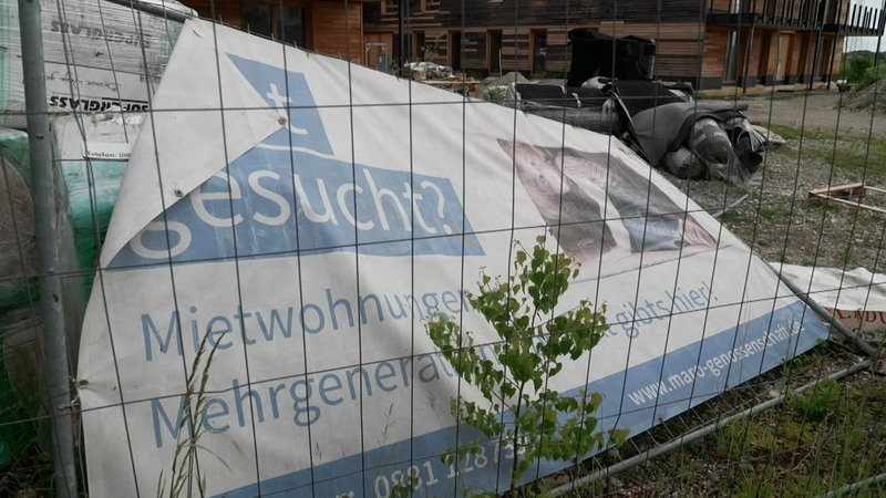 Das Bild zeigt eine lahmliegende Baustelle der MARO-Genossenschaft | Bild: BR Das Bild zeigt eine lahmliegende Baustelle der MARO-Genossenschaft