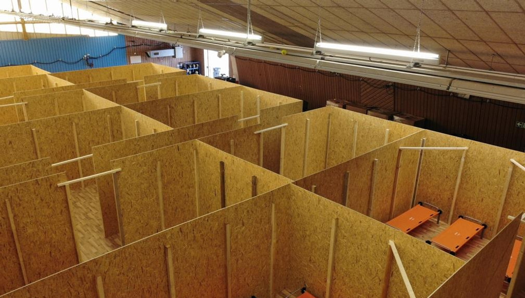 Für mehr Privatsphäre wurden in der Notunterkunft in Ergolding einzelne Parzellen aus Holzplatten aufgebaut
