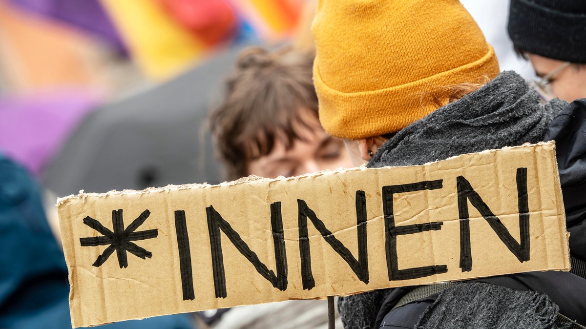 Ein Jahr Genderverbot in Bayern: Befriedung oder Ausgrenzung?