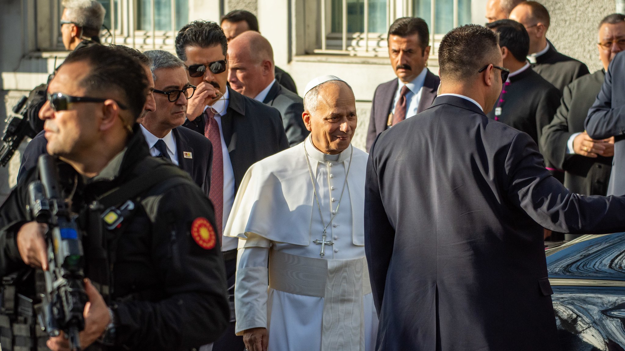 Papst Leo XIV. umgeben von Sicherheitspersonal.