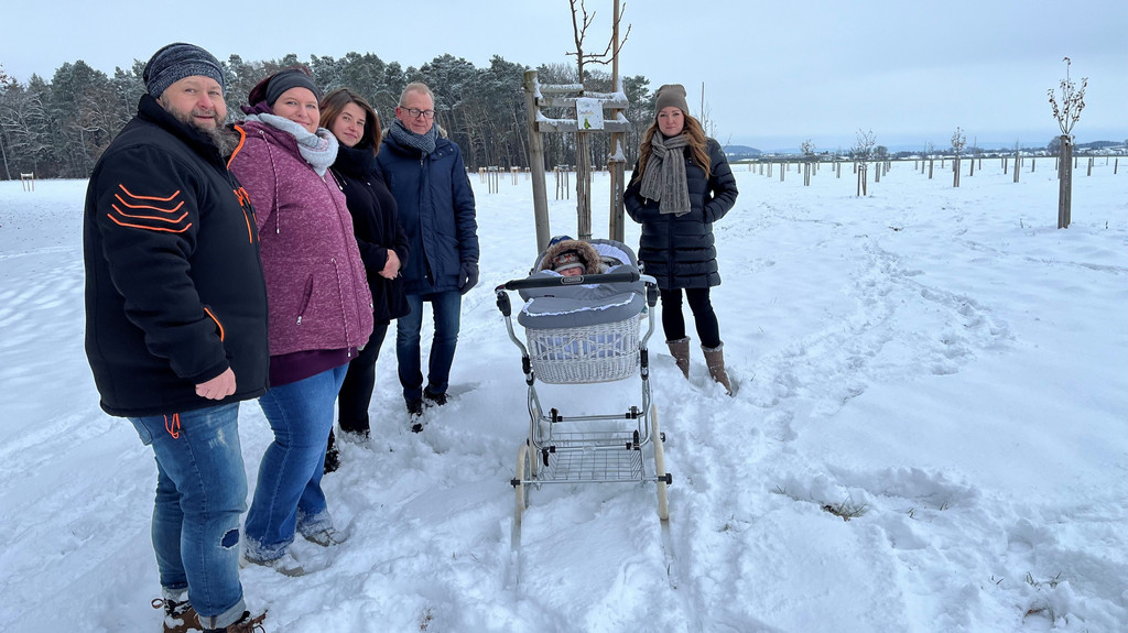 Eltern verstorbener Kinder bei ihren Obstbäumen im Erinnerungswald bei Wemding. | Bild: BR/ Judith Zacher Eltern verstorbener Kinder bei ihren Obstbäumen im Erinnerungswald bei Wemding.