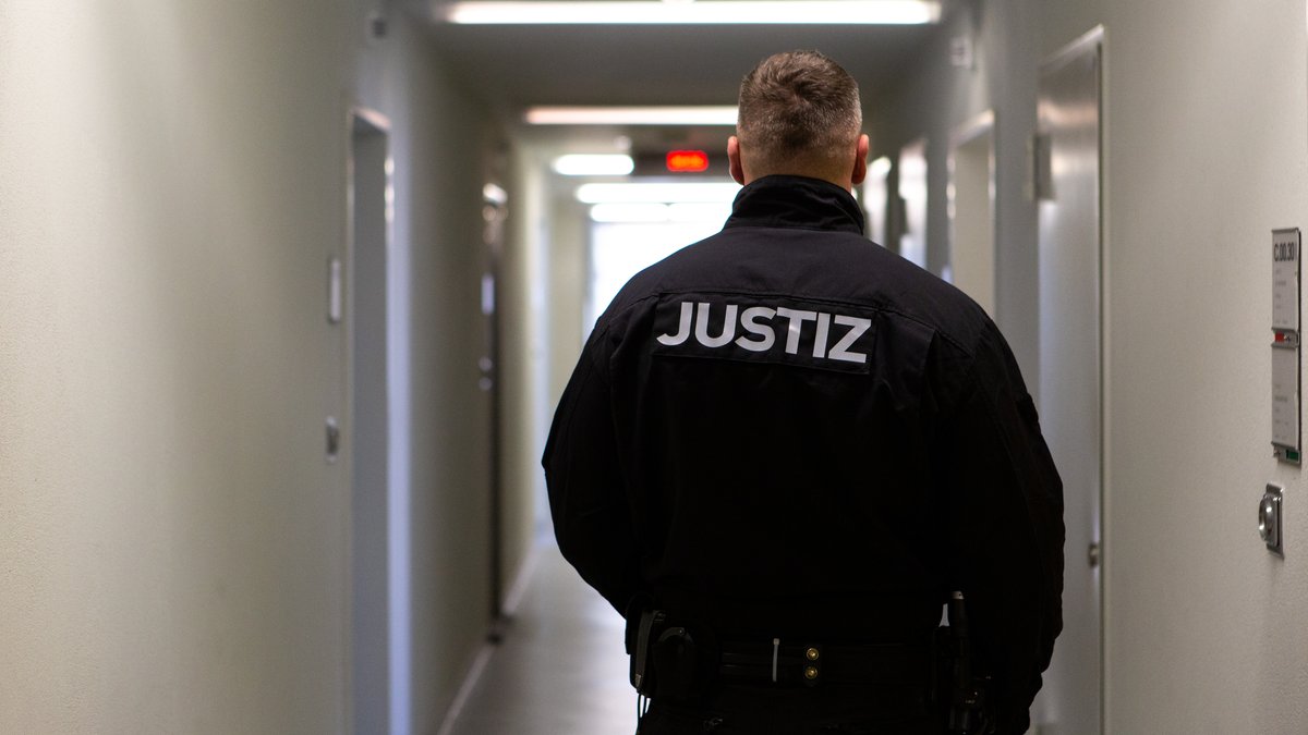 Ein Justizvollzugsbeamter in einem Gefängnisgang (Symbolfoto)