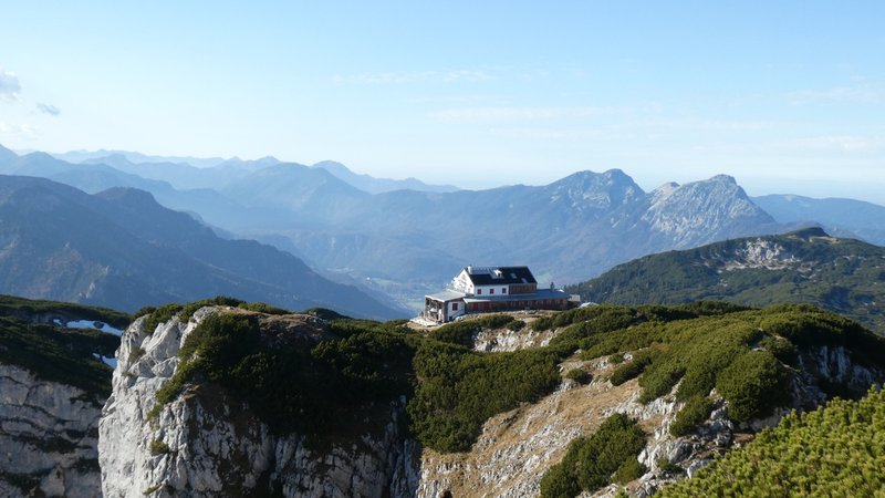 Das Stöhrhaus vor den Chiemgauer Bergen: In trockenen Sommern geht den Hüttenwirten dort das Wasser aus. | Bild: BR/ Georg Bayerle Das Stöhrhaus vor den Chiemgauer Bergen: In trockenen Sommern geht den Hüttenwirten dort das Wasser aus.