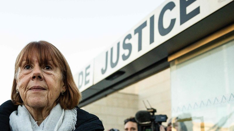 Gisèle Pélicot verlässt kurz vor Weihnachten das Gerichtsgebäude in Avignon, nachdem sie das Schlussplädoyer der Verteidigung im Prozess gegen ihren ehemaligen Ehemann gehört hat. | Bild: dpa-Bildfunk/Clement Mahoudeau Gisèle Pélicot verlässt kurz vor Weihnachten das Gerichtsgebäude in Avignon, nachdem sie das Schlussplädoyer der Verteidigung im Prozess gegen ihren ehemaligen Ehemann gehört hat.