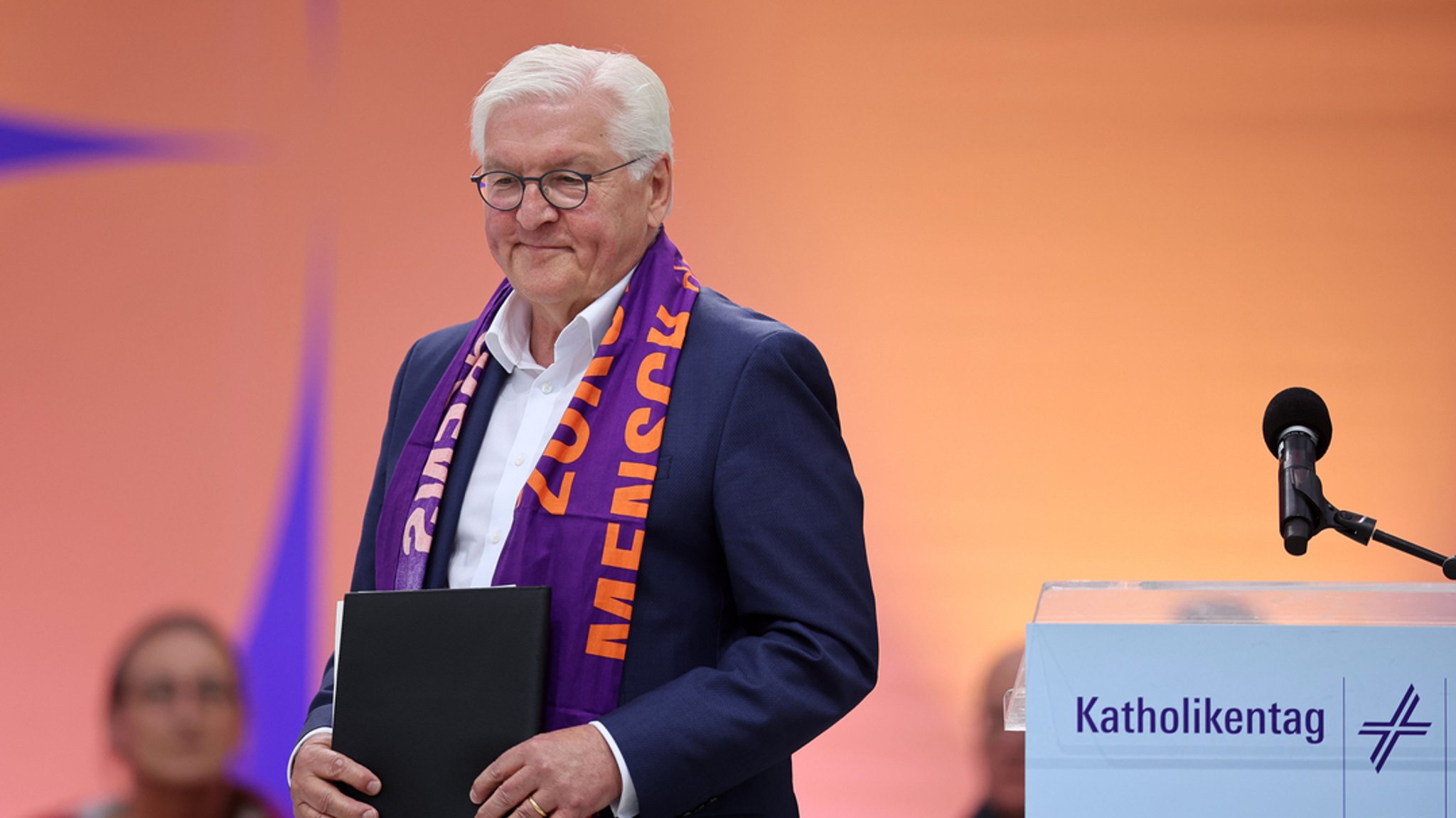 Bundespräsident Frank-Walter Steinmeier verlässt nach seiner Rede die Bühne bei der Eröffnung des 103. Deutschen Katholikentags