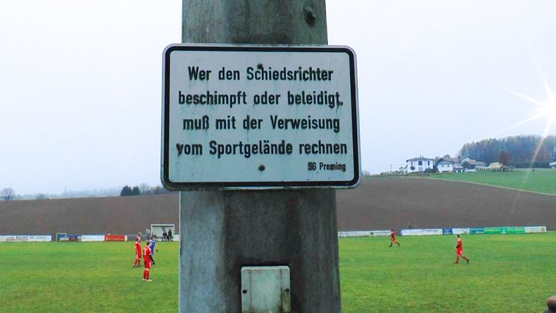 Schild "Wer den Schiedsrichter beschimpft oder beleidigt, muss mit Verweisung vom Sportgelände rechnen"
