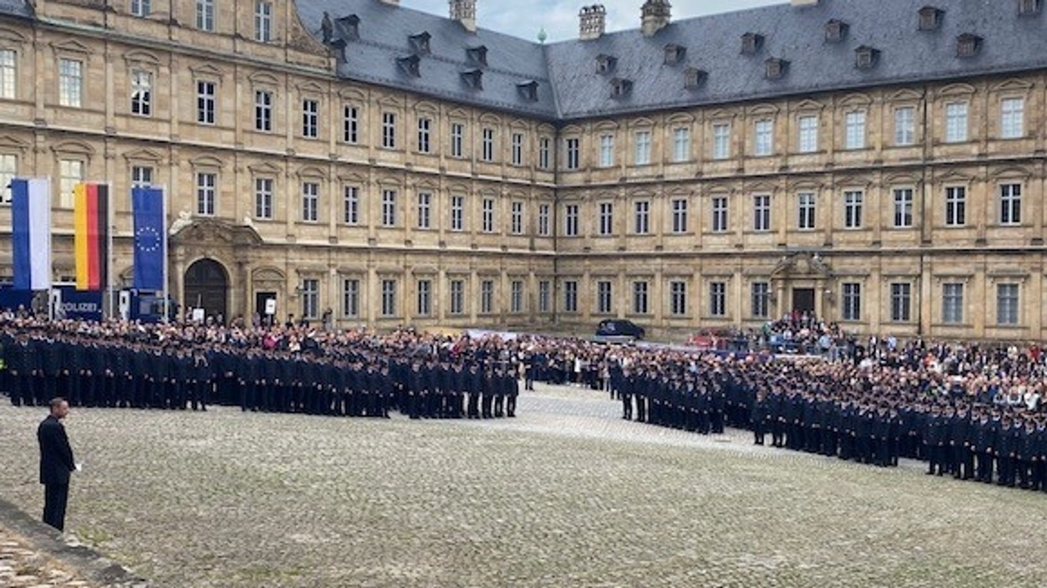 700 angehende Bundespolizisten auf dem Domplatz in Bamberg. 