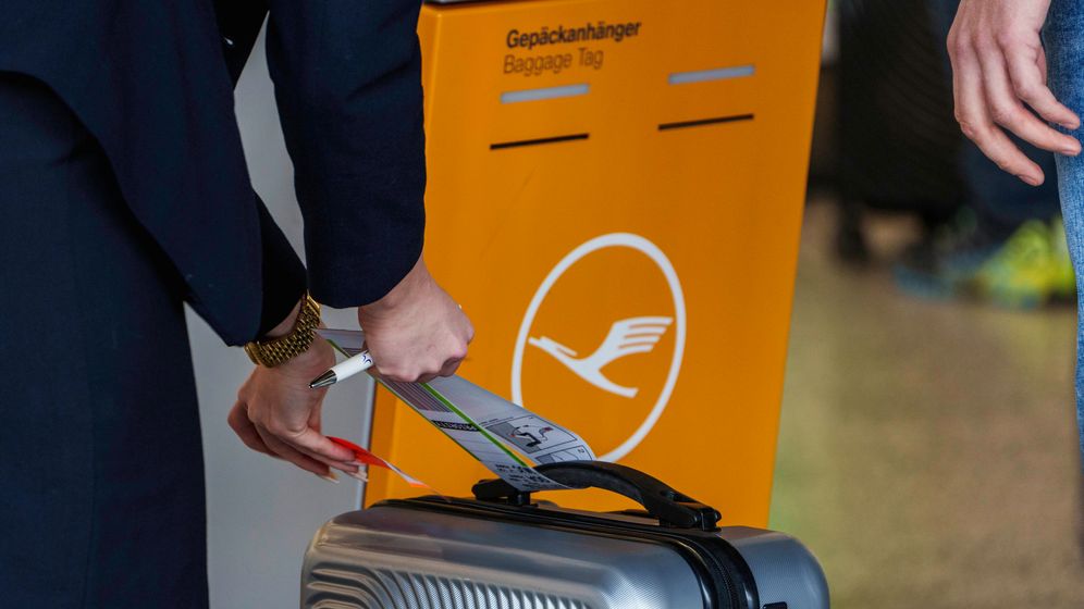 Eine Lufthansa-Mitarbeiterin hilft am Flughafen Frankfurt (Main) beim Gepäck (Symbolbild) | Bild:picture alliance/dpa | Andreas Arnold