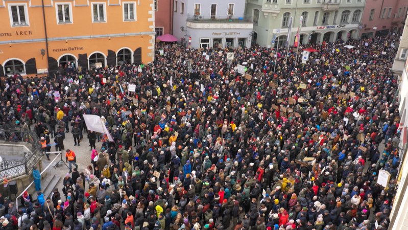 In Regensburg haben sich rund 4.000 Menschen in der Altstadt versammelt, um gegen Neonazis zu demonstrieren. 