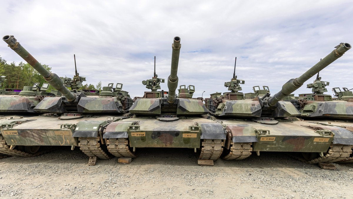 Panzer des Typs Abrams stehen auf einem Truppenübungsplatz.