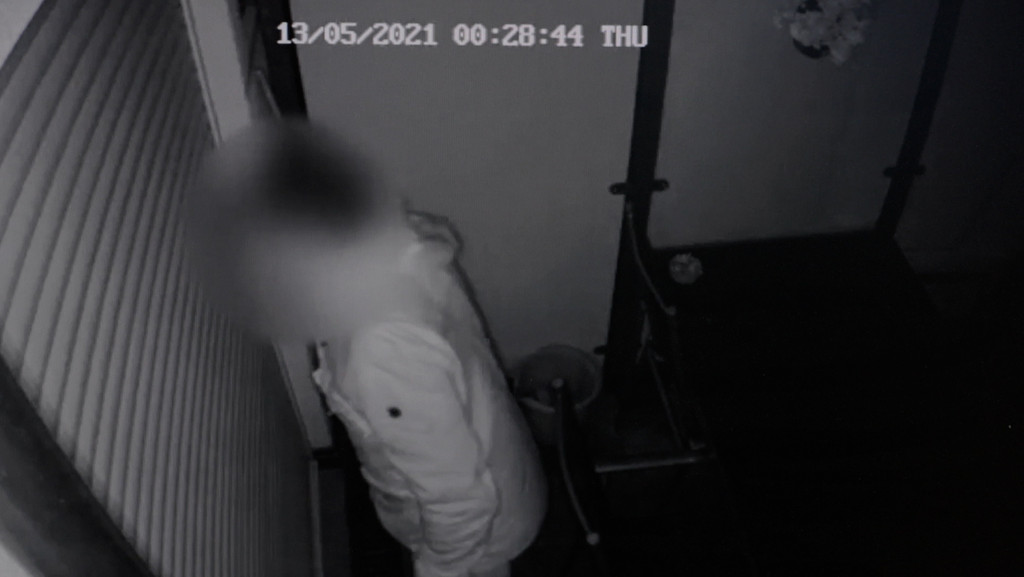 Zwei Regensburgerinnen hatten vor zwei Jahren ein Überwachungsvideo ins Netz gestellt, das ihren Spanner zeigt. Der Mann trieb bereits über Jahre hinweg sein Unwesen. Jetzt wurde der 56-Jährige verurteilt. | Bild: BR Zwei Regensburgerinnen hatten vor zwei Jahren ein Überwachungsvideo ins Netz gestellt, das ihren Spanner zeigt. Der Mann trieb bereits über Jahre hinweg sein Unwesen. Jetzt wurde der 56-Jährige verurteilt.