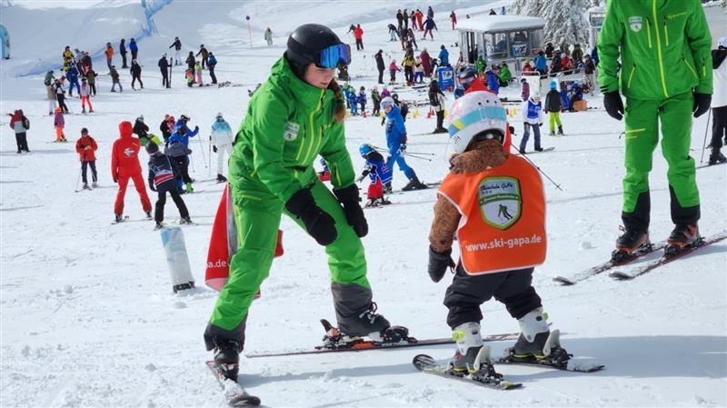 Trubel am am Hausberg in Garmisch: Die Lust am Skifahren lernen scheint ungebrochen zu sein - trotz Kunstschnee und hoher Kosten. 