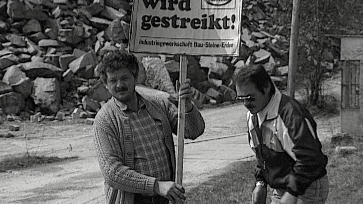 Granit-Streik 1991/1992: Ein Mann hält ein Streik-Schild in der Hand