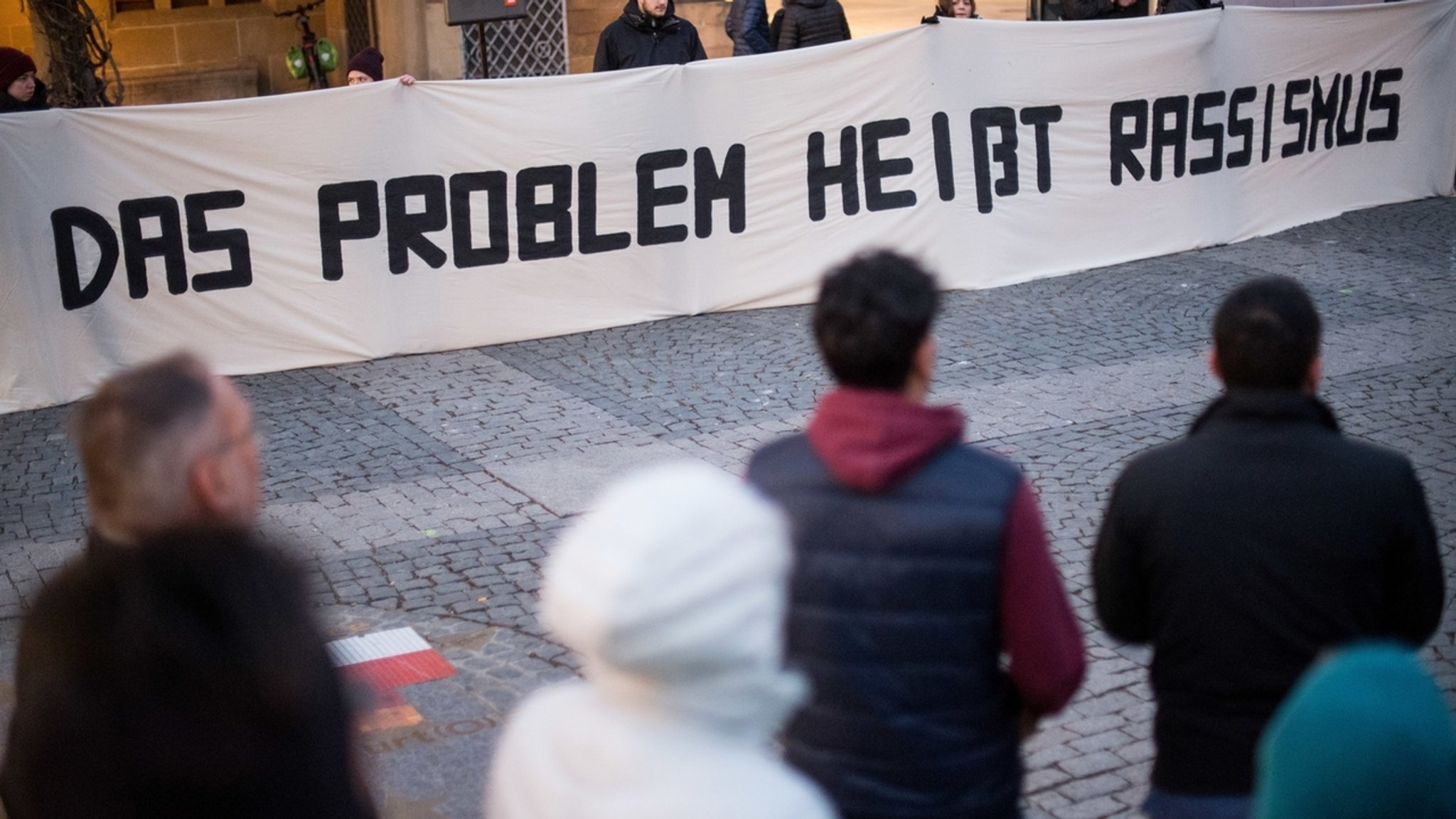 alpha-demokratie weltweit - Rassismus / Mahnwache nach Messerangriff auf drei Flüchtlinge