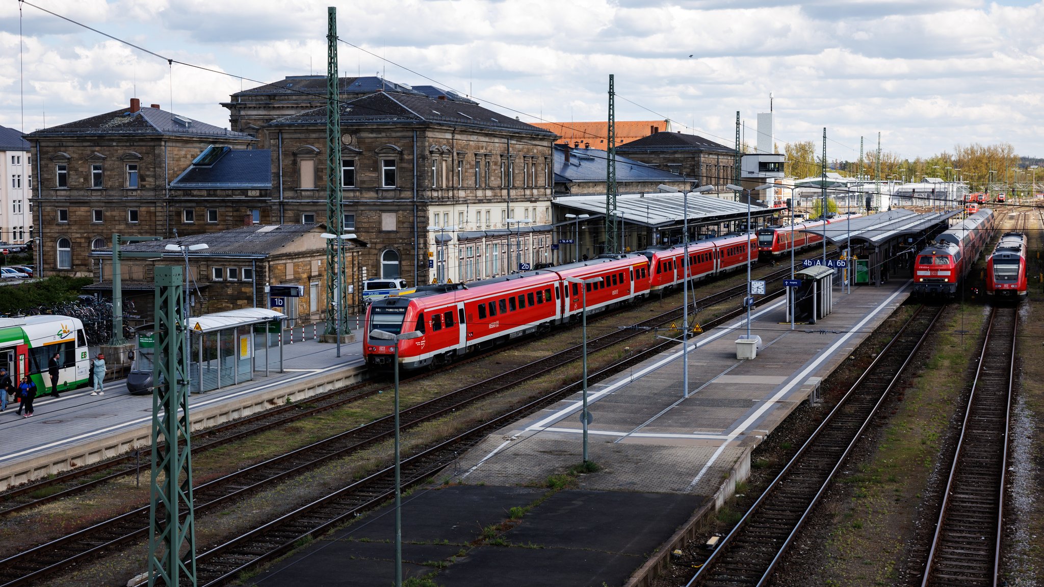 Züge der Deutschen Bahn stehen am Hauptbahnhof der Stadt Hof.