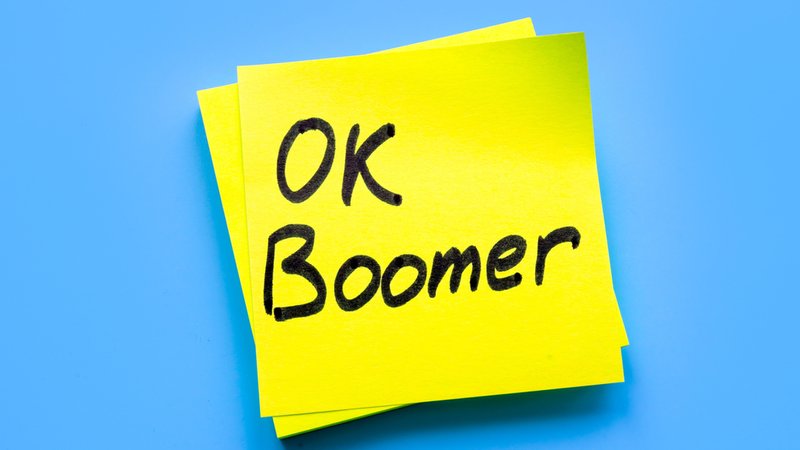 Gelber Klebezettel mit OK Boomer darauf geschrieben. | Bild: stock.adobe.com/Vitalii Vodolazskyi Gelber Klebezettel mit OK Boomer darauf geschrieben.